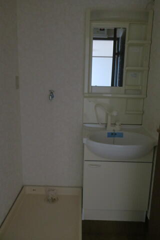 画像11:脱衣場に洗面と洗濯機置場があります