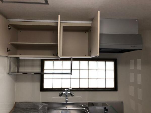 画像9:キッチン上の収納　左　棚あり・中・右は換気扇なので収納はありません
