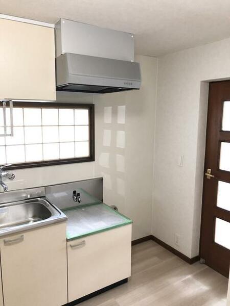 画像4:キッチン・換気扇・収納を新設しました　シンク・作業スペース・コンロ台　充分な広さがあります