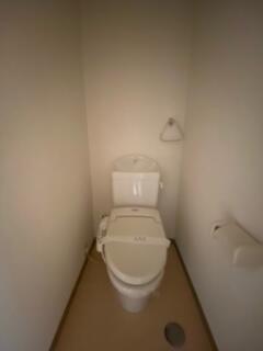 画像8:温水洗浄便座付きのおトイレです。
