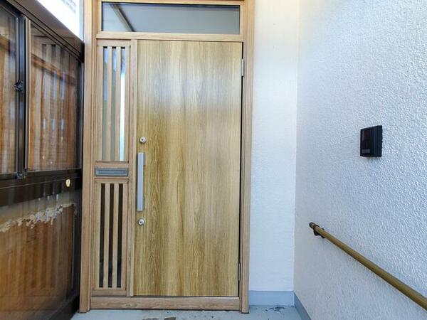 画像3:玄関ドアは２０２２年４月に交換済みです。