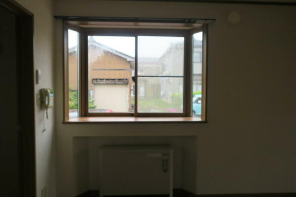 画像12:出窓と暖房