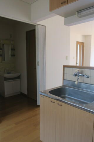 画像8:流し台と洗面所の位置関係
