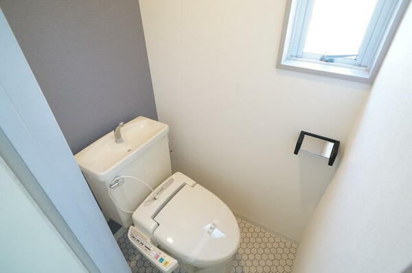 画像11:トイレは温水洗浄便座付き