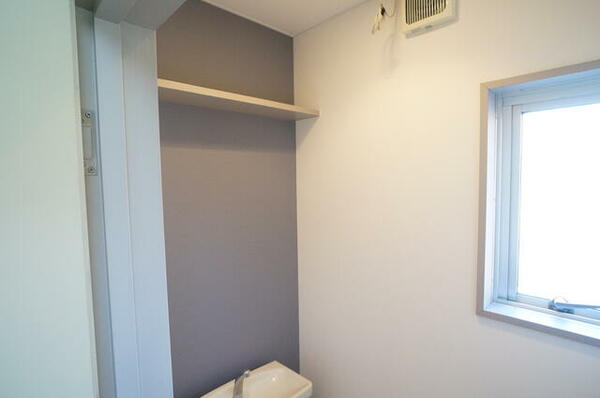 画像12:トイレ上部には棚もあります