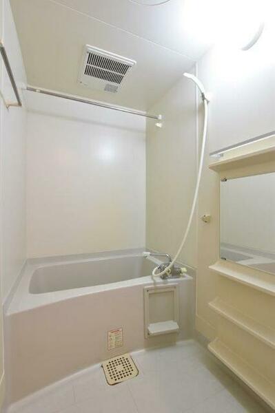 画像14:白を基調とした清潔感のあるバスルーム