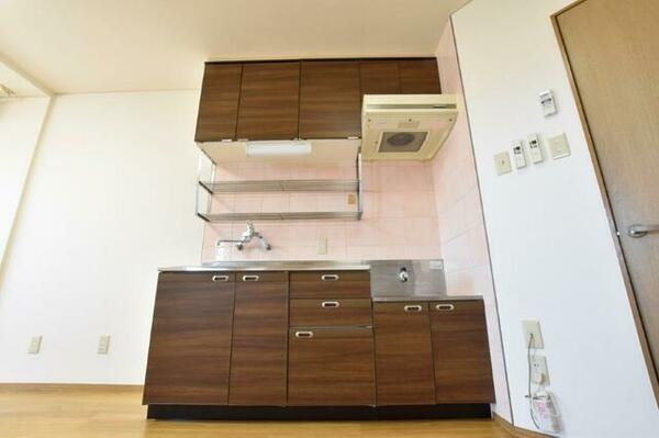 画像5:広々空間に設置されたキッチンはお料理の幅を広げます