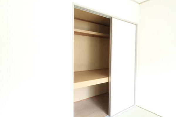 画像7:和室には押し入れ収納スペースがございます。