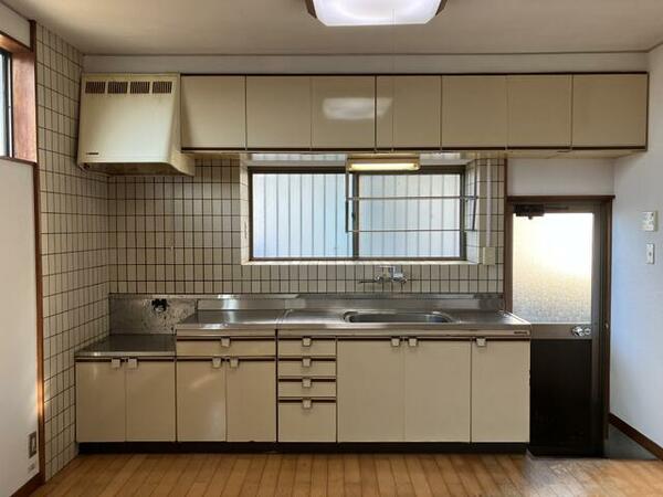 使い勝手の良い大きなキッチン・キッチン背面は高級感のあるタイル仕上げです