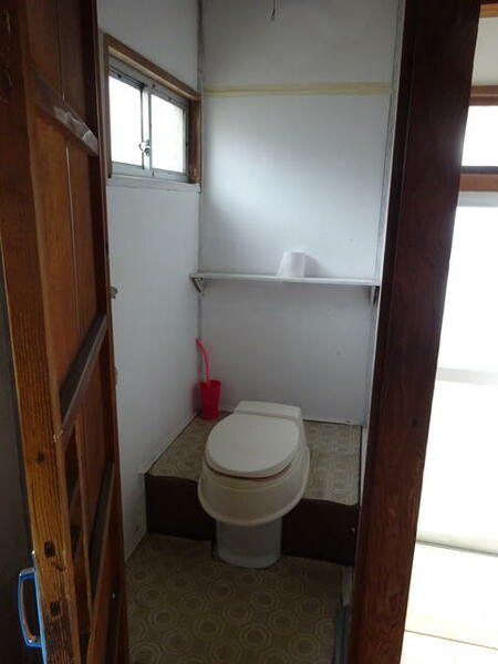 画像7:昔ながらの和式ボットン汲取りトイレです。