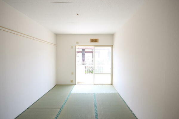 画像8:南向き和室６帖です！　陽当り良好です。　キッチン側からの眺めです。