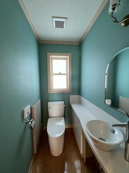 画像9:洗面付きのトイレはブルーのクロスがアクセントです