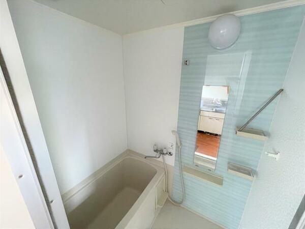 画像6:水色と白の壁は気持ちの良いお風呂場を演出してくれます！