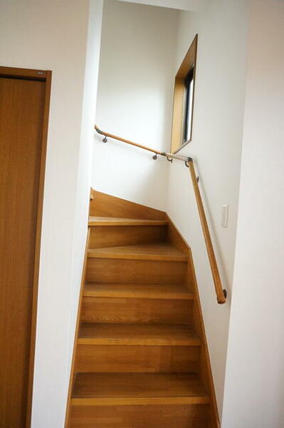 画像12:階段には手すりで安心です！