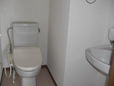 トイレ：温水洗浄暖房便座です。