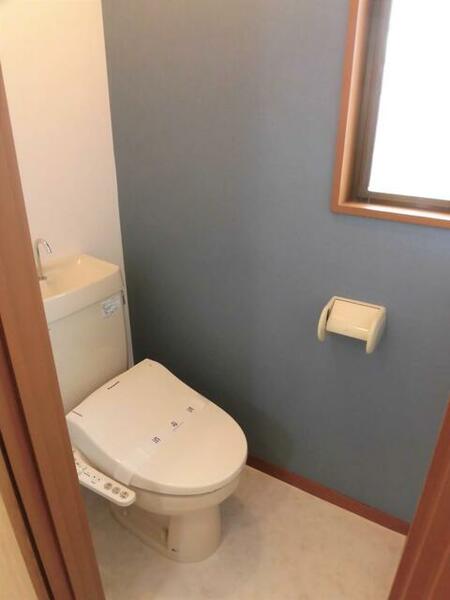 画像14:窓のある明るいトイレです。