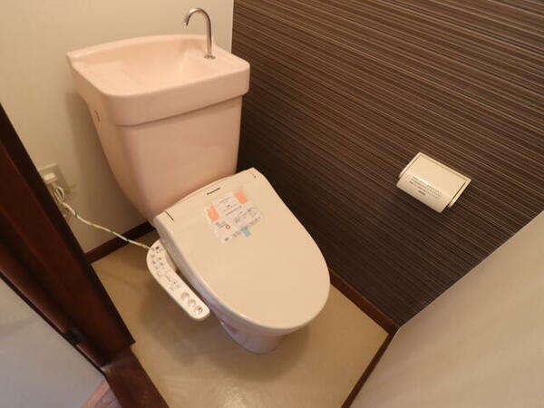 画像9:清潔感のある水洗洋式トイレ。