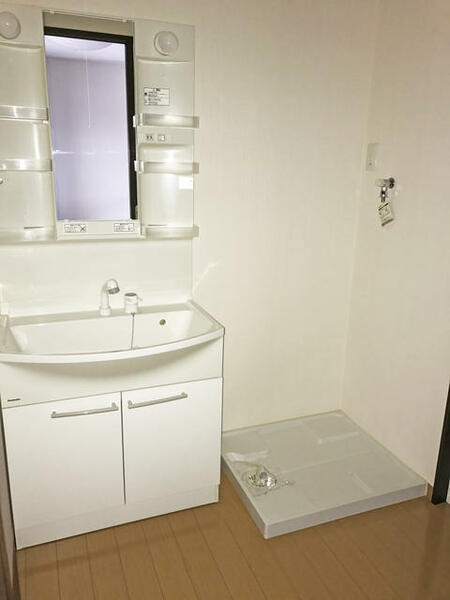 画像13:シャワー付洗面台と洗濯機バン