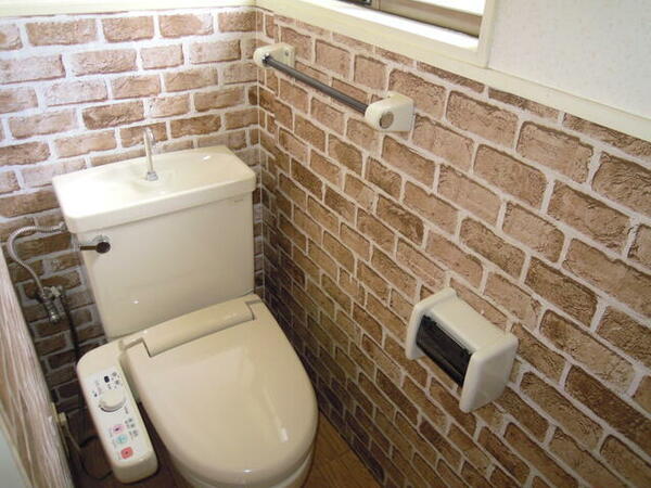 画像14:１階トイレ（温水洗浄暖房便座付）