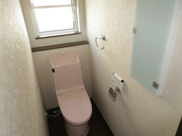 画像15:２階トイレも温水洗浄便座です。