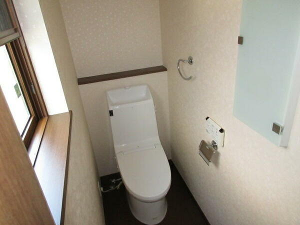 画像6:１階トイレは温水洗浄便座です。