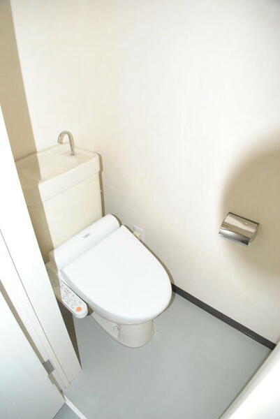 画像9:洗浄暖房機能付きトイレです
