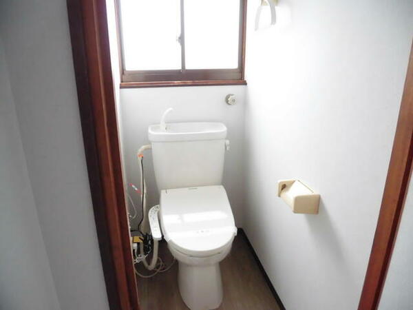 画像7:トイレも交換して洗浄便座付きへと変わりました。