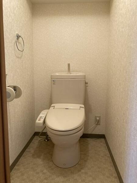 画像5:トイレには温水洗浄便座付です