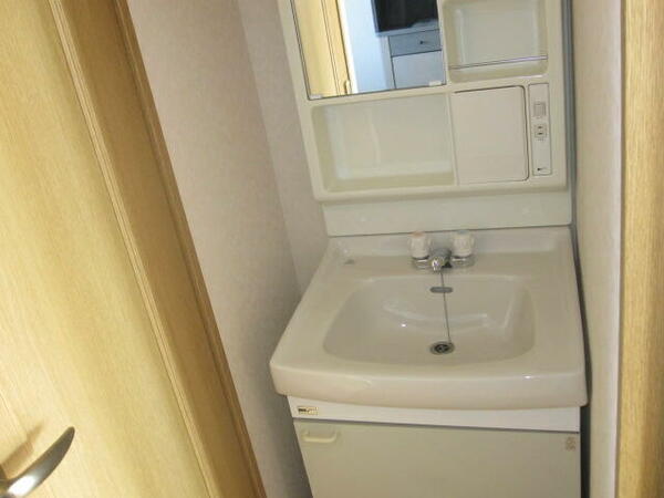 画像11:洗面所には、洗面化粧台と洗濯機置き場があり、動線の良いお部屋です