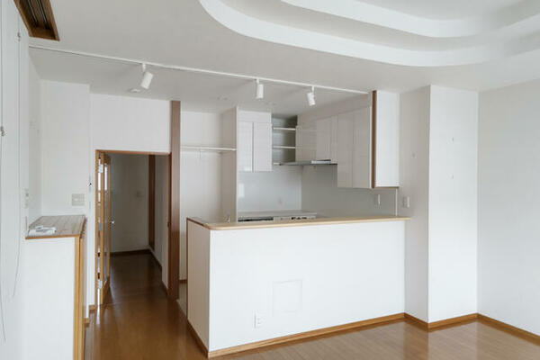 画像3:お洒落なデザインの天井！会話の広がるカウンター付き対面キッチン