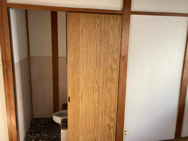 画像12:トイレ入口