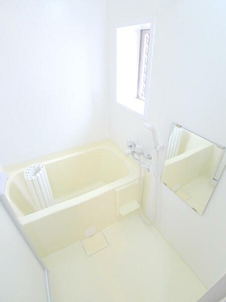 画像7:バス・トイレセパレート。浴室に窓あり、換気が出来ます。