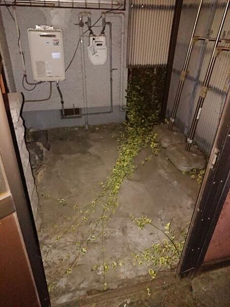 物置小屋内部