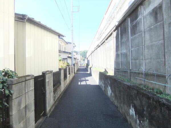 細い道を通りお家へ。飯能駅徒歩約６分！歩いてすぐ！川沿いの遊歩道へ…お散歩も楽しめます♪