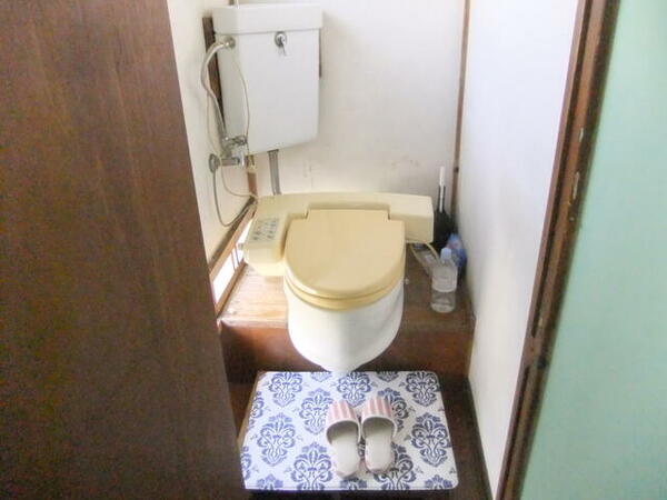 和式にカバーを取り付けた洋式のトイレです。