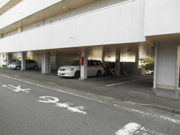 画像3:１階駐車場（２台可）