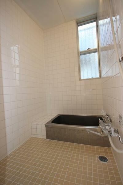画像12:スッキリした浴室には窓があり明るいです