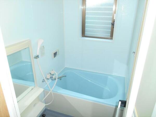 水色で統一された洗面とお風呂です。窓もあって換気◎