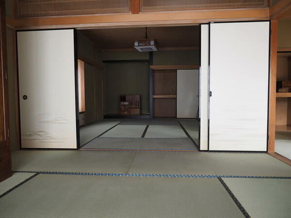 続きの和室が居間の隣にあります。
