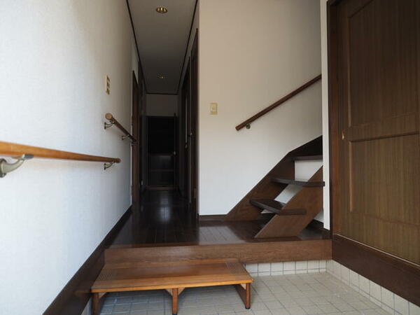 玄関、階段、廊下に手すりがあります。