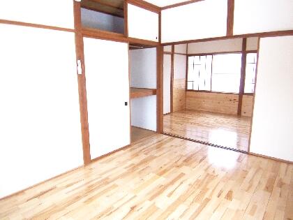 画像8:奥の６帖洋室の収納。床は無垢材フローリングを使用。