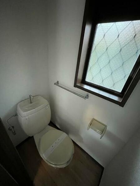 画像11:窓付きのトイレで換気できます。