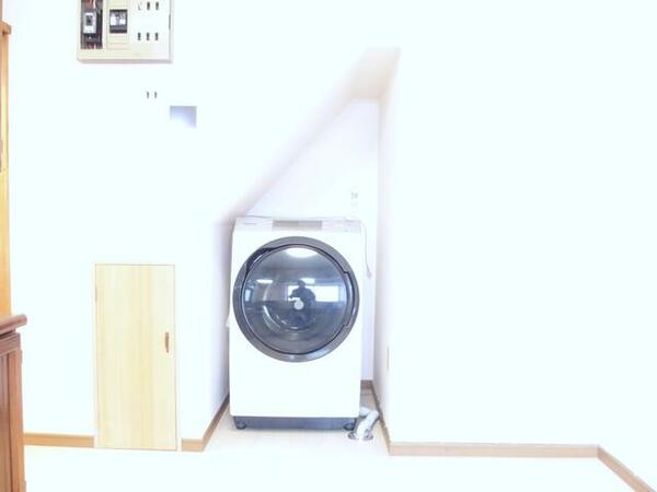 階段下部を利用した洗濯機スペース