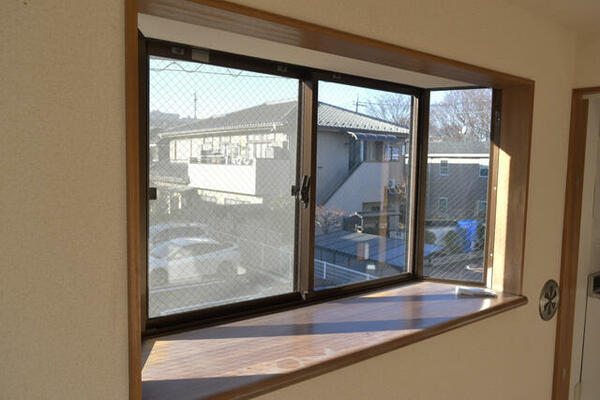 画像9:【　出窓　】　角部屋ならではの出窓付き