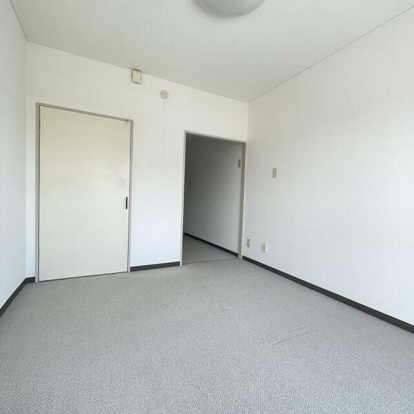 画像13:お部屋は約６帖あります！収納スペースがあるので、窮屈さを感じない居室空間です♪