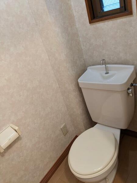 画像9:小窓のあるトイレ。