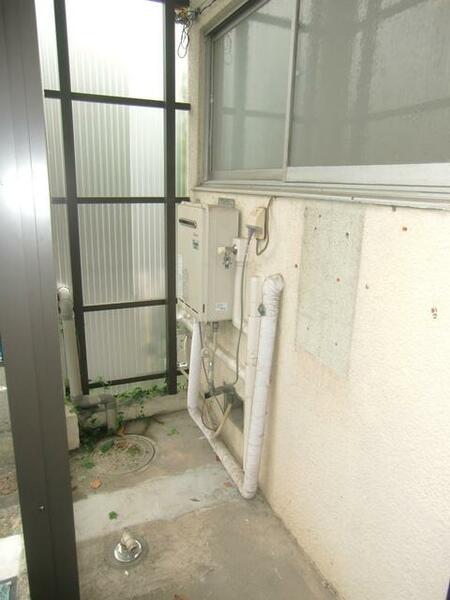 画像16:玄関横の洗濯機置場、屋外ですがビニール波板でおおわれています