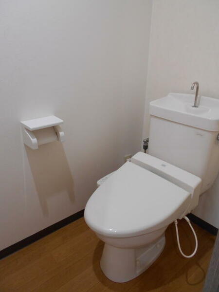 画像12:トイレには温水洗浄便座が付いています♪