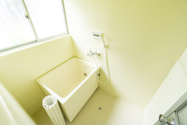 画像9:換気効率の良い窓がついている浴室部分