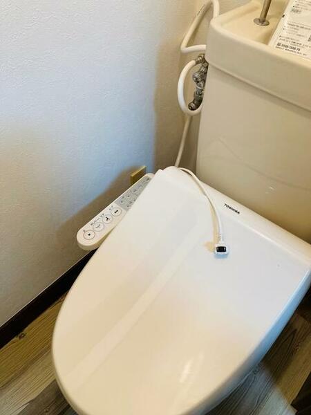温水洗浄機付きトイレです。新品交換済みです。１階の和室以外はオシャレ床材で統一しています♪